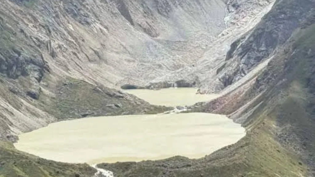 भुटानमा हिमताल विस्फोटः जोखिम क्षेत्रका वासिन्दालाई सुरक्षित स्थानमा सारियो, सडक बगायो
