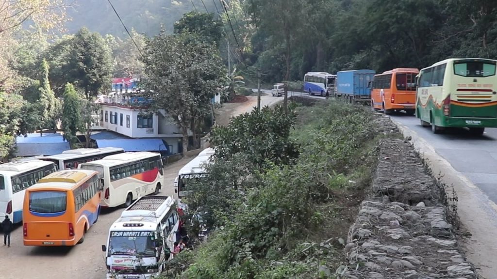 राजमार्गमा यात्रुलाई बासी खाना खुवाए होटल सञ्चालकसँगै बस ड्राइभरलाई पनि कारबाही