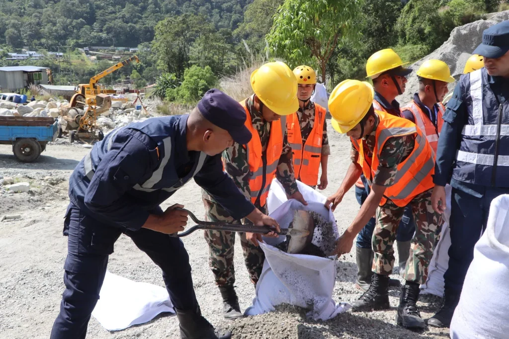 मालढुंगा पुल मर्मतमा सेना, प्रहरी र सशस्त्र प्रहरी खटिए, १० दिनदेखि निरन्तर काम