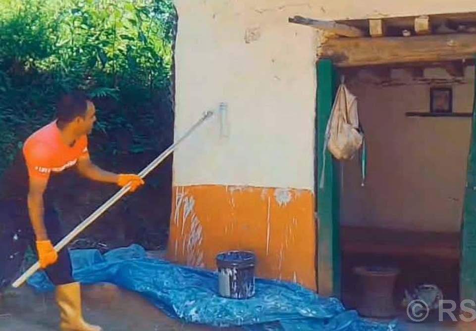 माटो कमेरोले घर पोत्ने चलन हराउँदै