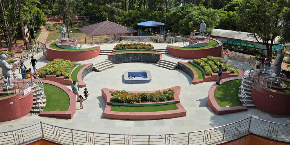 दसैँ बिदामा १५ हजार बढी पर्यटकद्वारा सहिद स्मारक अवलोकन
